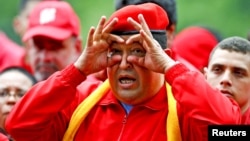 El presidente venezolano Hugo Chávez gesticula durante el mitín de inicio oficial de campaña en Maracay, a 100 kilometros al oeste de Caracas.