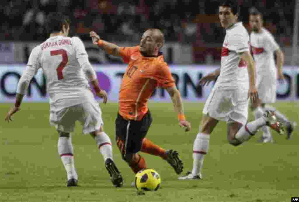 Wesley Sneijder of the Netherlands, second from left, is challenged by Gokhan Gonul of Turkey, left, during their international friendly soccer match at ArenA stadium in Amsterdam, Netherlands, Wednesday Nov. 17, 2010. (AP Photo/Peter Dejong)