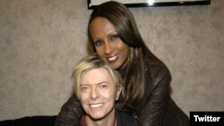 La supermodelo Iman y su esposo, el fallecido David Bowie. Foto cortesía cuenta Twitter de Iman.