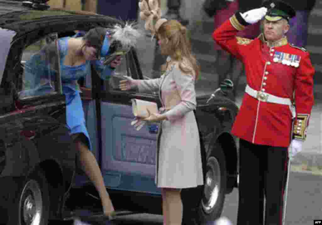 Princesha britanike Beatrice, (djathtas) dhe Princesha Eugenie. AP Photo/Gero Breloer