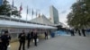 La entrada del edificio principal de la sede de Naciones Unidas en Nueva York custodiada por numerosos agentes de seguridad ante el inicio de la Asamblea General con la participación de numerosos jefes de Estado.