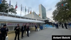 La entrada del edificio principal de la sede de Naciones Unidas en Nueva York custodiada por numerosos agentes de seguridad ante el inicio de la Asamblea General con la participación de numerosos jefes de Estado.