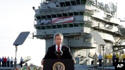 Президент США Джордж Буш-младший объявляет об окончании военной операции США в Ираке на палубе авианосца "Авраам Линкольн", 1 мая 2003 г. (фото (AP/J. Scott Applewhite)