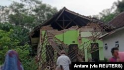 Sebuah rumah terlihat rusak akibat gempa di Malang, Jawa Timur, 10 April 2021. (Foto: Antara via Reuters)