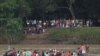 Venezolanos cruzan el río Arauca, la frontera natural entre Venezuela y Colombia, para viajar a Arauquita, Colombia. Marzo 26, 2021. Foto: AP.