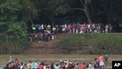 Venezolanos cruzan el río Arauca, la frontera natural entre Venezuela y Colombia, para viajar a Arauquita, Colombia. Marzo 26, 2021. Foto: AP.