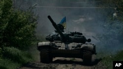 Український танк поблизу Бахмута, 12 травня 2023 р. AP Photo/Libkos
