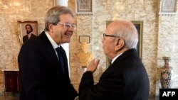 Presiden Tunisia Beji Caid Essebsi (kanan) berjabat tangan dengan Perdana Mentari Italia Paolo Gentiloni di Istana Carthage di Ibu Kota Tunis, 25 November 2017