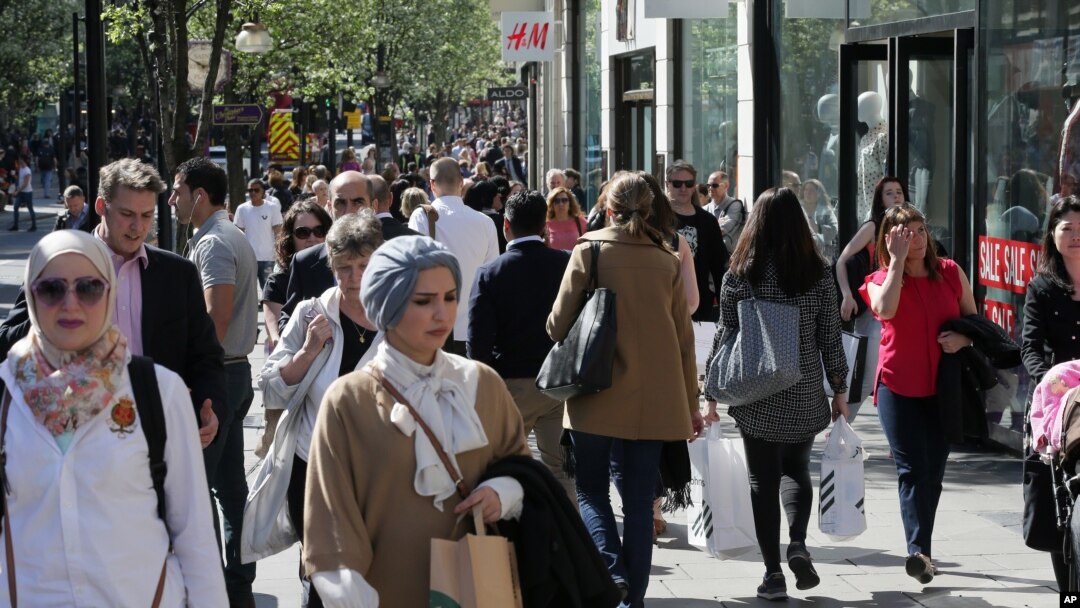 Warga London di daerah perbelanjaan utama, Oxford Street. (Foto: Dok)