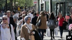 Warga London di daerah perbelanjaan utama, Oxford Street. (Foto: Dok)