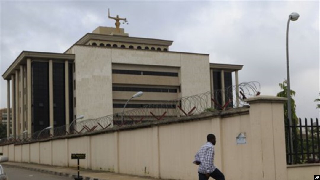 Seorang pria berjalan di depan pengadilan tinggi negeri di Abuja, Nigeria (Foto: dok). Baru-baru ini pengadilan negeri Abuja mendakwa dua orang pria terkait al-Qaida.