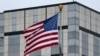 Фото для ілюстрації. Прапор США на тлі будівлі американського посольства в Києві