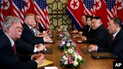 Penasihat Keamanan Nasional AS John Bolton (kiri) saat mendampingi KTT kedua Trump-Kim di Hanoi, Vietnam Kamis (28/2) lalu.