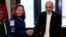 Uchuvchi qiz Shoista Voiz (chapda) Afg'oniston Prezidenti Ashraf G'ani bilan, 10-iyul, 2017-yil, Kobul, Afg'oniston.