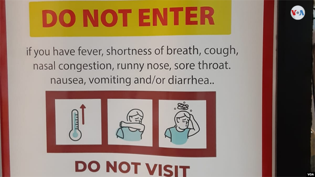 Las tiendas, supermercados y farmacias también solicitan a los clientes no entrar al establecimiento si estos presentan cualquiera de los síntomas descritos en los rótulos, que incluyen estornudos, secreción nasal, tos o fiebre. [Foto: Mitzi Macías]
