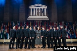 SEVENTEEN dan Direktur Unesco Audrey Azoulay saat diundang tampil di acara Unesco Youth Forum, di Paris, 2023. (Foto: AP Photo / Lewis Joly)