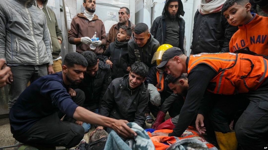 Palestinci žale nad tijelima radnika civilne odbrane, žrtava napada izraelske vojske u kampu Nuseirat, u bolnici Al-Aqsa Mučenika u Deir al-Balahu, centralni pojas Gaze, 16. decembar 2024.