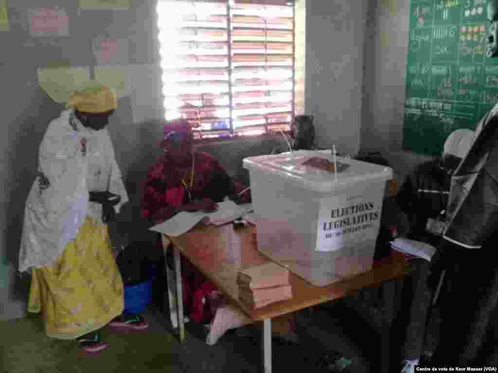 Dans un bureau de vote du département de Pikine, au Sénégal, le 30 juillet 2017. (VOA/Centre de vote de Keur Massar)