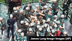 Sejumlah penggawa Philadelphia Eagles merayakan kemenangan mereka dalam laga pamungkas NFL dengan mengalahkan Kansas City Chiefs di Caesars Superdome, New Orleans, pada 9 Februari 2025. (Foto: James Lang-Imagn Images)