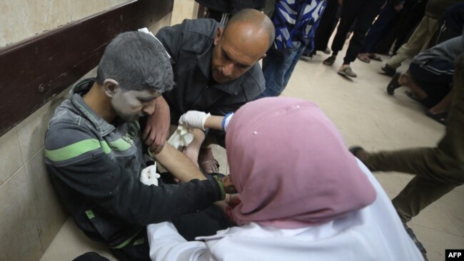 Palestinos heridos llegan al hospital al-Aqsa, en la parte central de la Franja de Gaza, en búsqueda de atención, el 10 de enero de 2024.