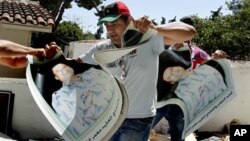 شورشیان محوطه اقامت قذافی را به تصرف شان در آوردند