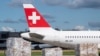 Toneladas de ayuda humanitaria de Suiza aguardan ser cargadas a un avión con destino a Venezuela el 18 de junio de 2020. [Archivo]