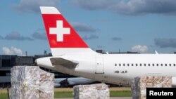 Toneladas de ayuda humanitaria de Suiza aguardan ser cargadas a un avión con destino a Venezuela el 18 de junio de 2020. [Archivo]