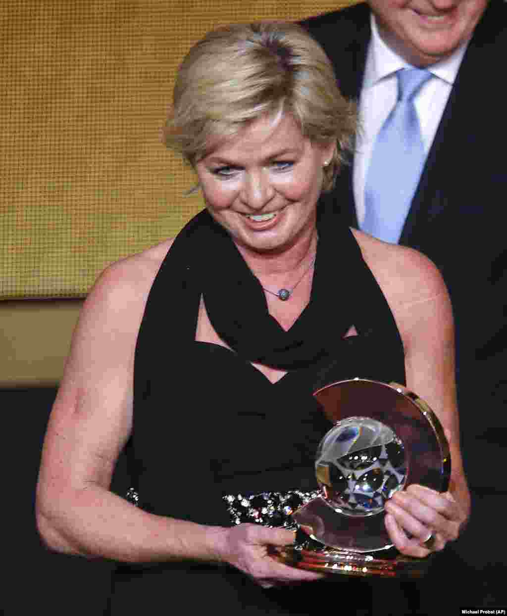 A alemã Sílvia Neid conquistou o galardão para Treinadora do Ano. Gala FIFA Bola de Ouro 2013 em Zurique, Suíça. Jan. 13, 2014. (AP Photo/Michael Probst)