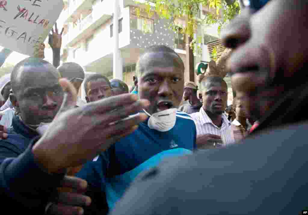 Protesters demonstrate against current President Abdoulaye Wade in Dakar, Senegal, February 23, 2012. (Ricci Shryock/Pulitzer Center, for VOA)