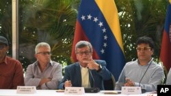 ARCHIVO - Pablo Beltrán, en representación de la guerrilla colombiana Ejército de Liberación Nacional (ELN), habla durante una conferencia de prensa al final de la primera parte de las conversaciones de paz con el gobierno colombiano en Caracas, en diciembre de 2019.