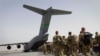Tentara AS menuju pesawat militer AS di pangkalan AS di Bagram, utara Kabul, Afghanistan, saat mereka bertolak meninggalkan Afghanistan, 14 Juli 2011. (Foto: dok).