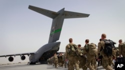 Tentara AS menuju pesawat militer AS di pangkalan AS di Bagram, utara Kabul, Afghanistan, saat mereka bertolak meninggalkan Afghanistan, 14 Juli 2011. (Foto: dok).