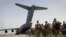 ARHIVA - Američki vojnici ukrcavaju se u vojni avion u bazi Bagram, napuštajući Afganistan. 