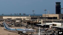 ARCHIVO - Los aviones están en tierra debido a la pandemia de coronavirus en el Aeropuerto Internacional Rafik Hariri en Beirut, Líbano, el 19 de marzo de 2020.