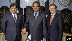 U.S. Special Representative for Afghanistan and Pakistan Marc Grossman (R), Pakistan's FM Jalil Abbas Jilani (C) and Afghan Deputy FM Jawid Ludin (L) pose for the media before their meeting at the Foreign Ministry in Islamabad, April 27, 2012. 