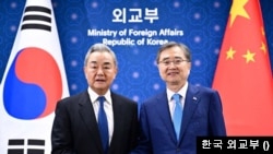 조현 한국 외교부 장관이 19일 한국을 방문한 왕이 중국 공산당 중앙정치국 위원 겸 외교부장과 회담을 갖고 한중 관계와 한반도 정세 등에 대해 논의했다.