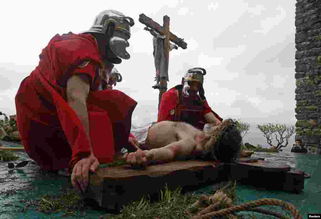 Worshippers re-enact the "Stations of the Cross" during a procession on Good Friday in Ourem, central Portugal March 29, 2013. Holy Week is celebrated in many Christian traditions during the week before Easter. REUTERS/Jose Manuel Ribeiro (PORTUGAL - 