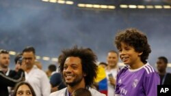 Marcelo célébrant, avec sa famille, la finale remportée de la Champions League, face à la Juventus, au Millennium Stadium de Cardiff, le 3 juin 2017 AP Photo/Frank Augstein)