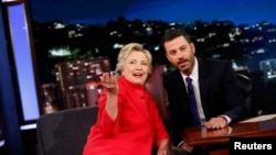 La candidate démocrate à l'élection présidentielle américaine Hillary Clinton avec Jimmy Kimmel à Los Angeles, Californie, le 22 août 2016.