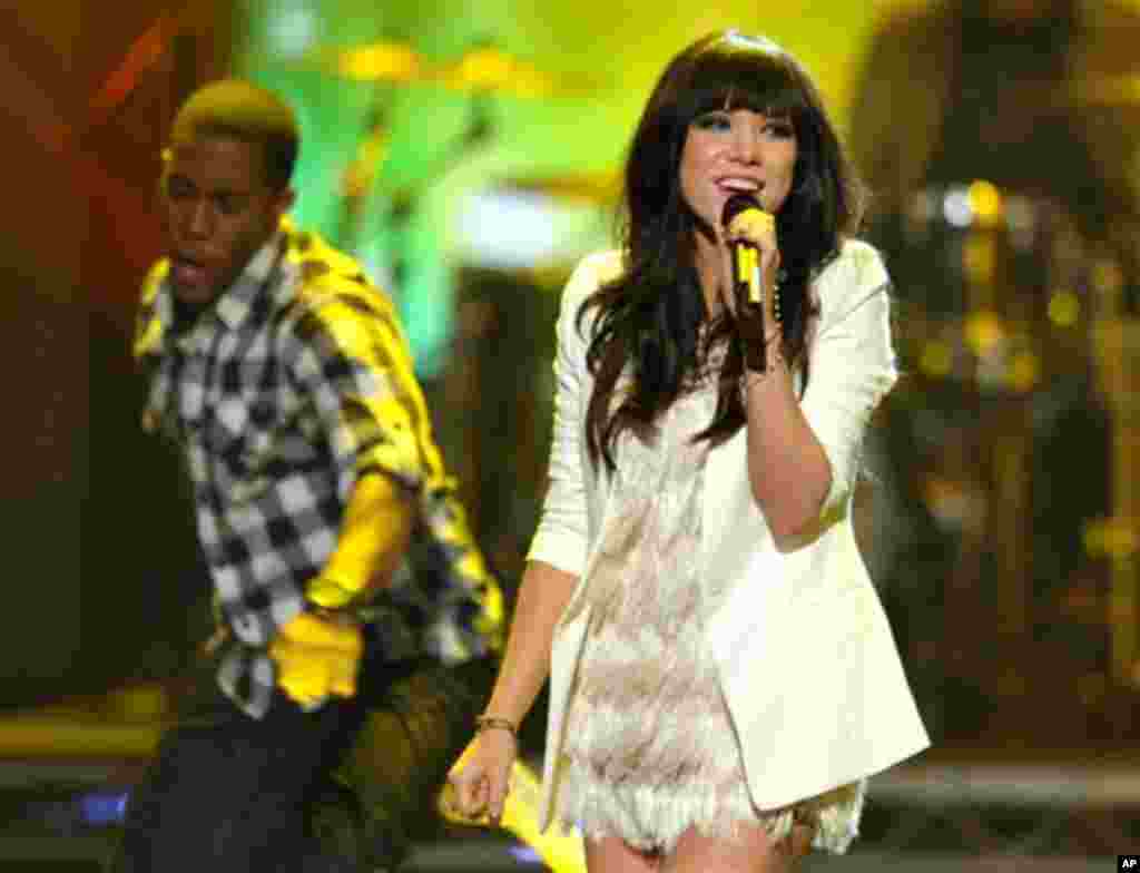 Carly Rae Jepsen pada saat tampil pada acara tahunan American Music Awards (AMA) ke-40 di Los Angeles, 18 November 2012.