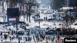 Suasana di Kyiv, saat demonstran anti-pemerintah berhadapan dengan formasi polisi anti huru hara (29/1). 