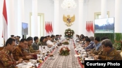 Rapat terbatas penyusunan Rancangan Undang-Undang (RUU) Omnibus Law Cipta Lapangan Kerja di Istana Bogor, Jumat 27 Desember 2019. (Foto: Humas Setneg)