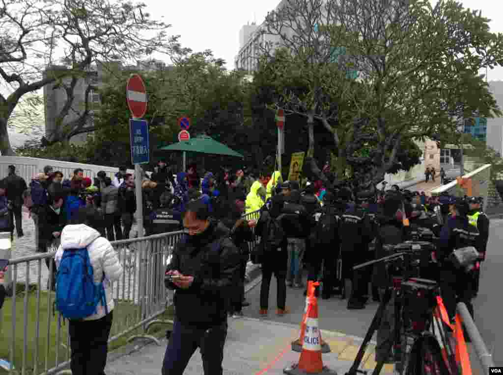 香港大学罢课学生和一些民间团体在港大校委会会场外抗议 (美国之音海彦拍摄)