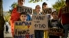 Niños ucranianos sostienen pancartas durante una protesta frente a la embajada rusa en Bucarest, Rumania, el sábado 14 de octubre de 2023.