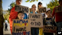 Niños ucranianos sostienen pancartas durante una protesta frente a la embajada rusa en Bucarest, Rumania, el sábado 14 de octubre de 2023.