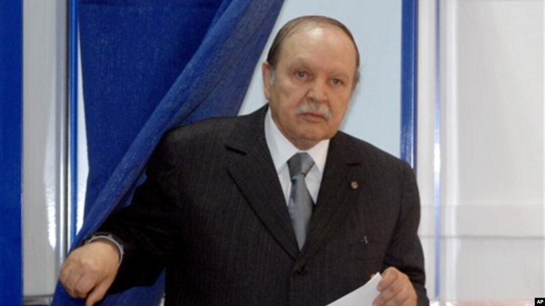 Presiden Aljazair Abdelaziz Bouteflika meninggalkan bilik suaranya dalam pemilu parlemen di Aljazair (10/5). 