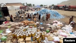 Ces hommes participent à la distribution alimentaire. (Photo d'archive).