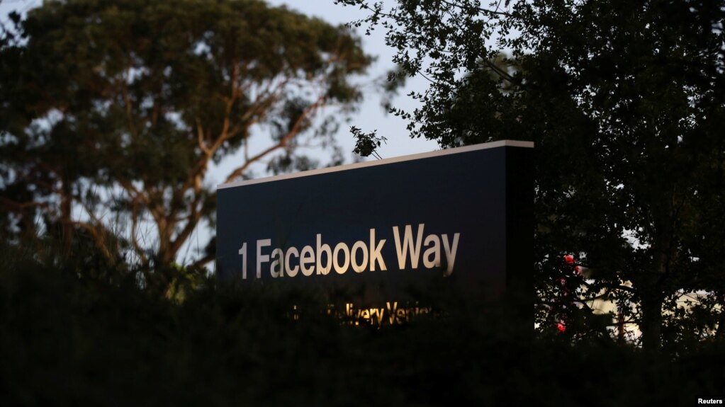 资料照片：加州门洛帕克脸书公司总部附近一个显示脸书公司地址的标识牌。 (photo:VOA)