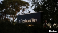 资料照片：加州门洛帕克脸书公司总部附近一个显示脸书公司地址的标识牌。 