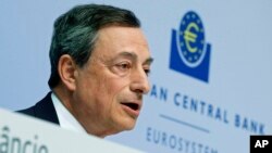 El presidente del Banco Central Europeo, Mario Draghi asegura que se estudian varias medidas para establizar la zona euro. 